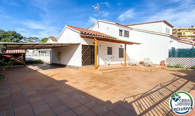 Acogedora casa en Mas Matas, Roses, a pocos metros del mar y de los comercios