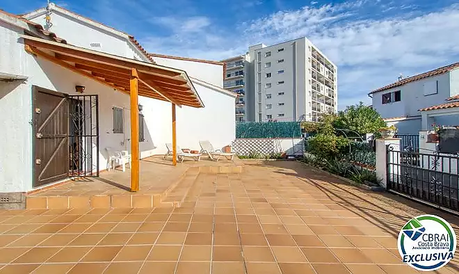 Acogedora casa en Mas Matas, Roses, a pocos metros del mar y de los comercios