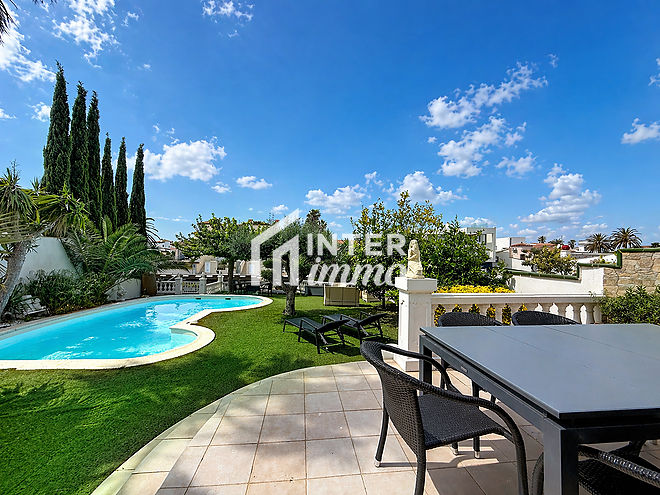 Casa de planta baixa amb amarratge de 11.50m a Empuriabrava.