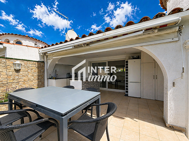 Casa de planta baixa amb amarratge de 11.50m a Empuriabrava.