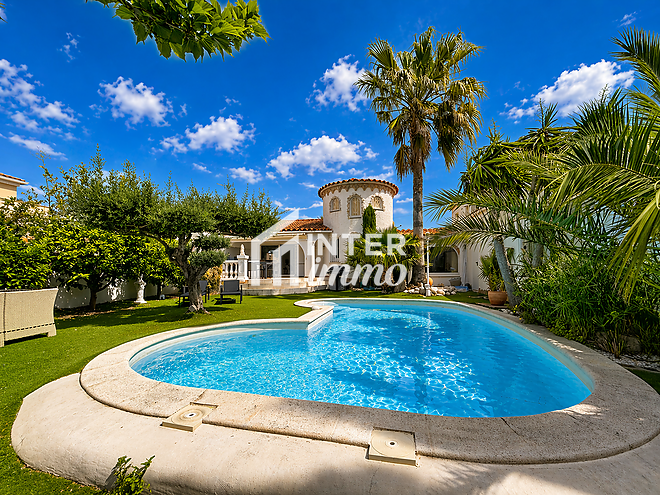 Casa de planta baixa amb amarratge de 11.50m a Empuriabrava.