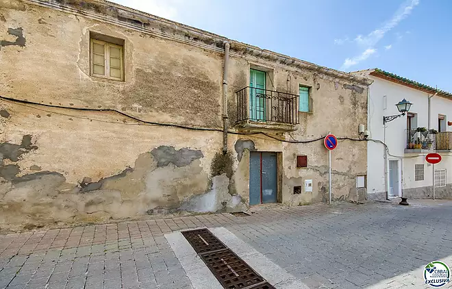Autenticidad y potencial: Casa de pueblo con "voltes catalanes" en el coraz&oacute;n de Palau-saverdera