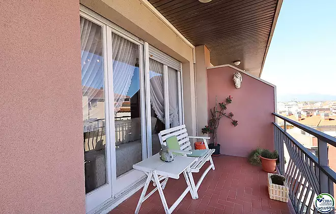 Spacious and bright apartment with balcony in the Creu de la M&agrave; area
