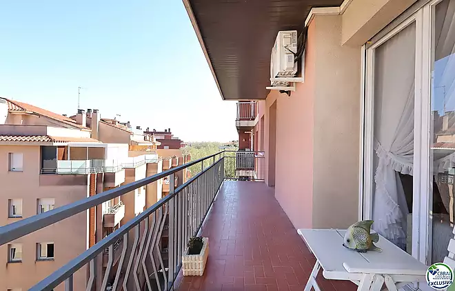 Spacious and bright apartment with balcony in the Creu de la M&agrave; area