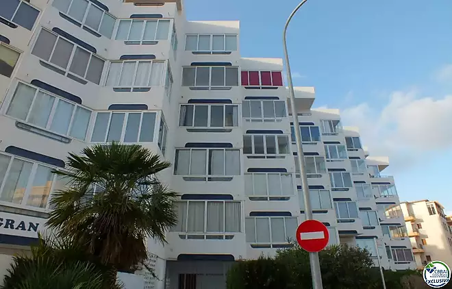 One bedroom apartment 50m from the beach