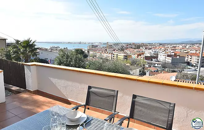 Cabin studio with tourist license and sea views.