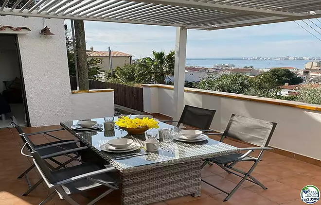 Cabin studio with tourist license and sea views.