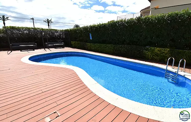 EMPURIABRAVA: Exclusive complex of six houses with moorings on the seafront for sale