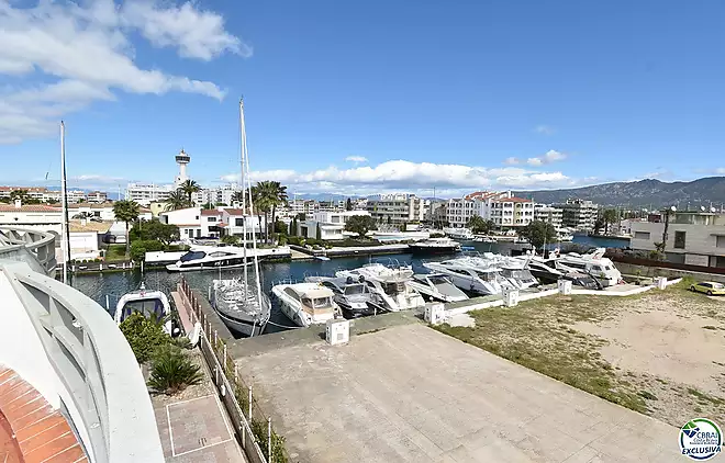 EMPURIABRAVA: Exclusive complex of six houses with moorings on the seafront for sale