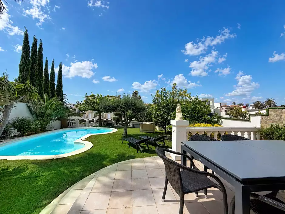 Casa de una planta con amarre de 11.50 m en Empuriabrava.