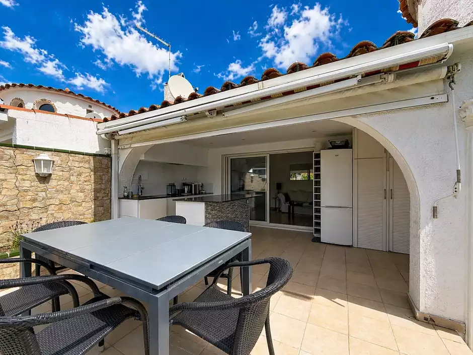 Casa de una planta con amarre de 11.50 m en Empuriabrava.