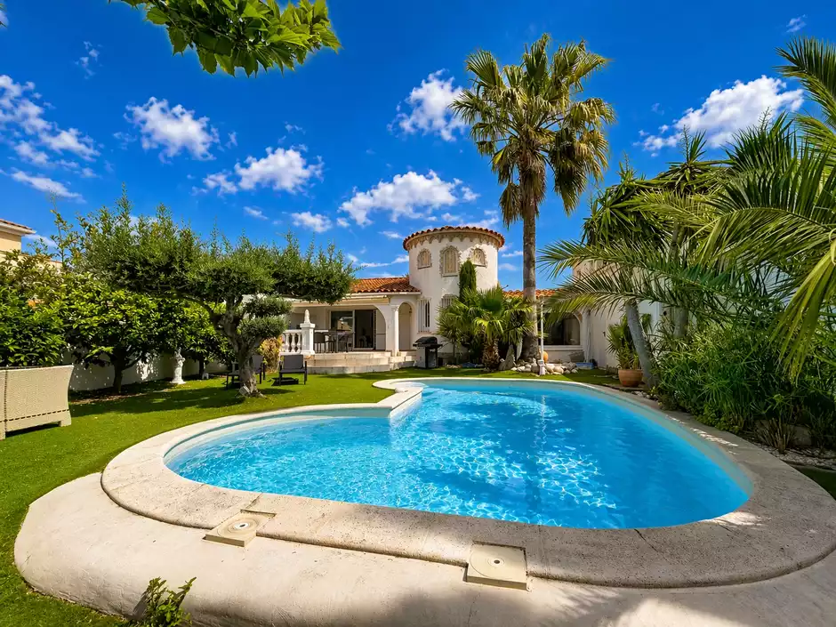 Casa de una planta con amarre de 11.50 m en Empuriabrava.