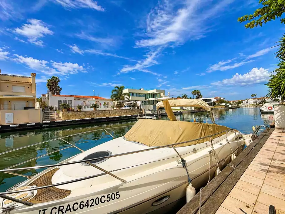 Casa de una planta con amarre de 11.50 m en Empuriabrava.