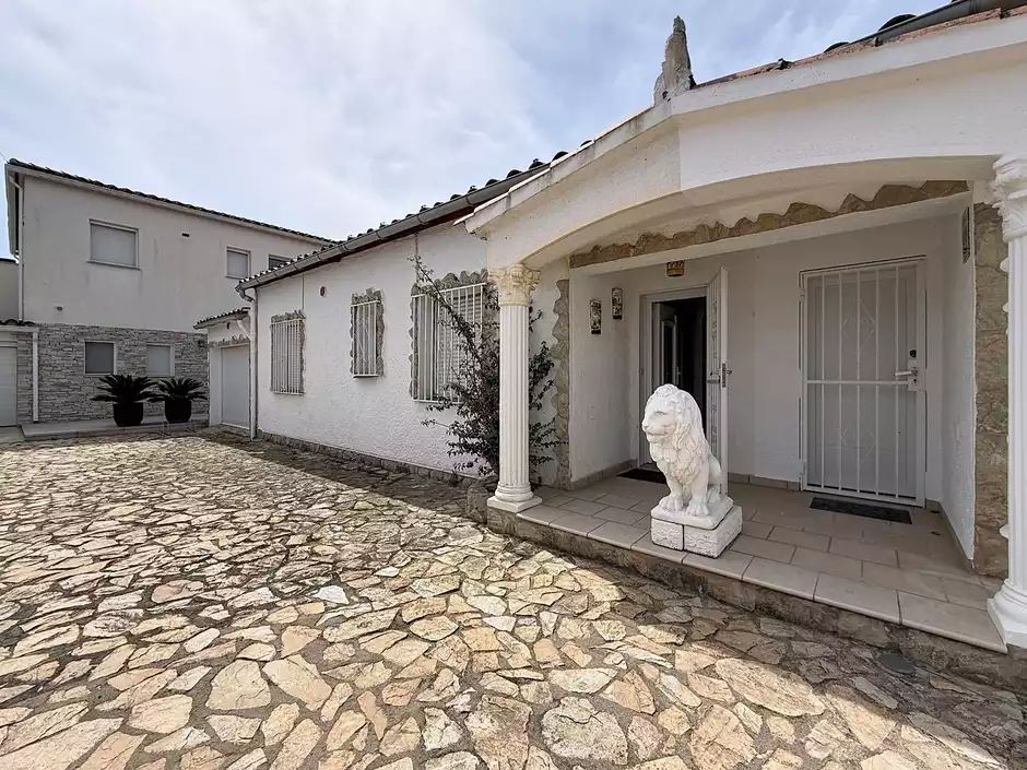 Casa de una planta con amarre de 11.50 m en Empuriabrava.