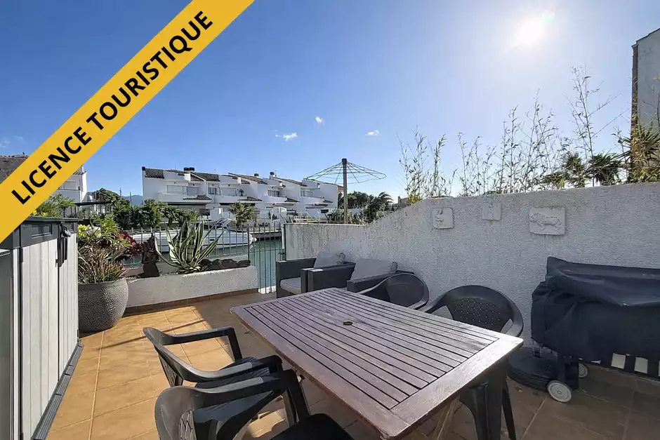 Casa con licencia turística, 4 habitaciones y amarres de 8m.