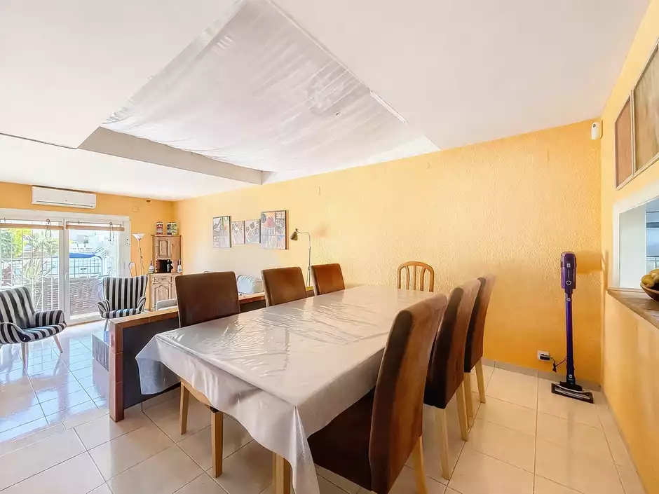 Casa con licencia turística, 4 habitaciones y amarres de 8m.