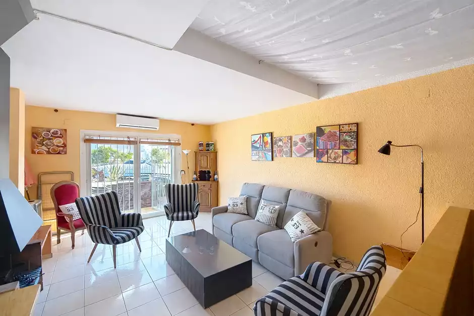 Casa con licencia turística, 4 habitaciones y amarres de 8m.