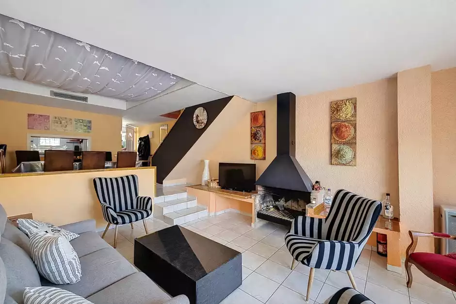 Casa con licencia turística, 4 habitaciones y amarres de 8m.