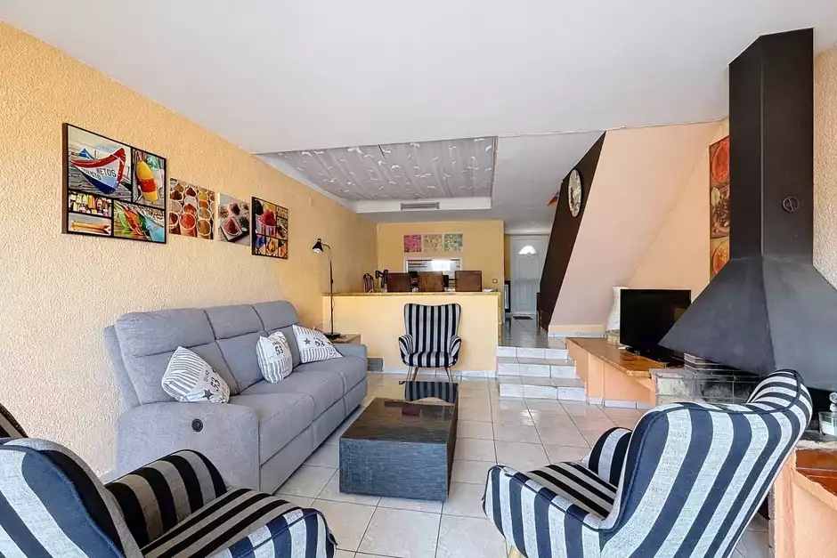 Casa con licencia turística, 4 habitaciones y amarres de 8m.