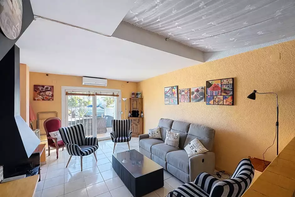 Casa con licencia turística, 4 habitaciones y amarres de 8m.