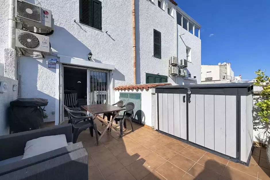 Casa con licencia turística, 4 habitaciones y amarres de 8m.