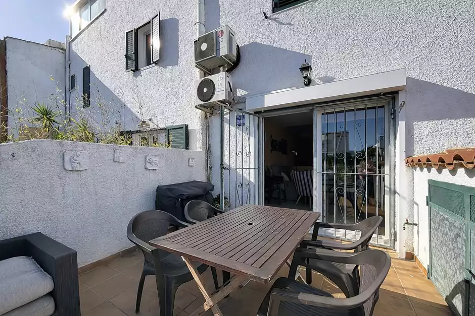 Casa con licencia turística, 4 habitaciones y amarres de 8m.
