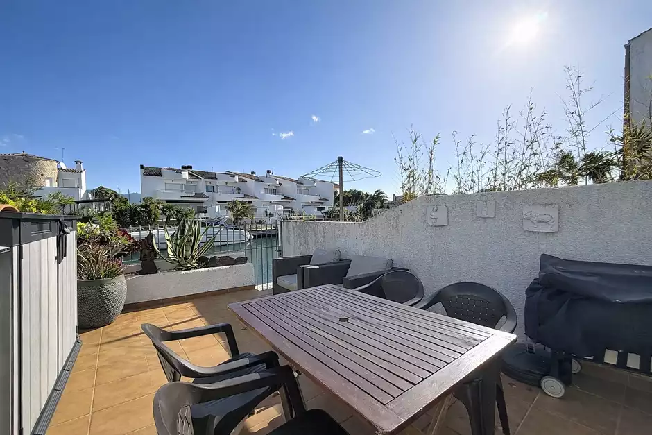 Casa con licencia turística, 4 habitaciones y amarres de 8m.
