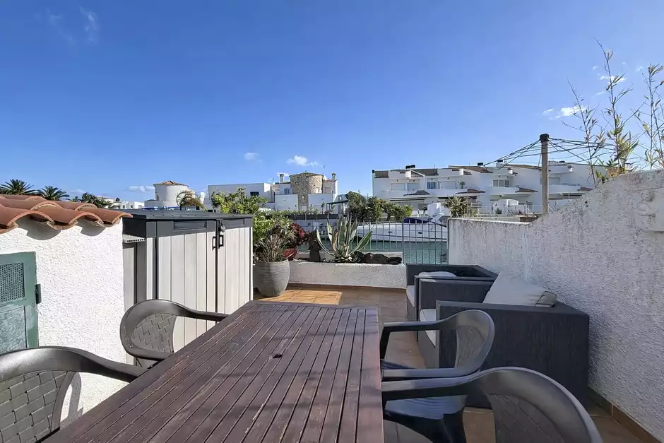 Casa con licencia turística, 4 habitaciones y amarres de 8m.