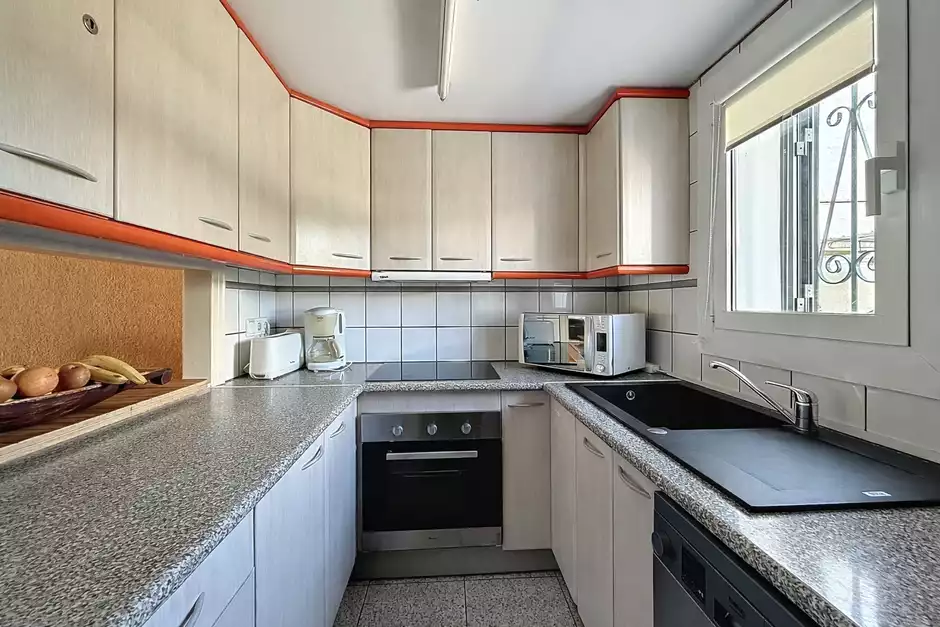 Casa con licencia turística, 4 habitaciones y amarres de 8m.