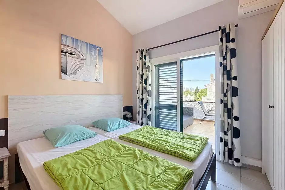 Casa con licencia turística, 4 habitaciones y amarres de 8m.