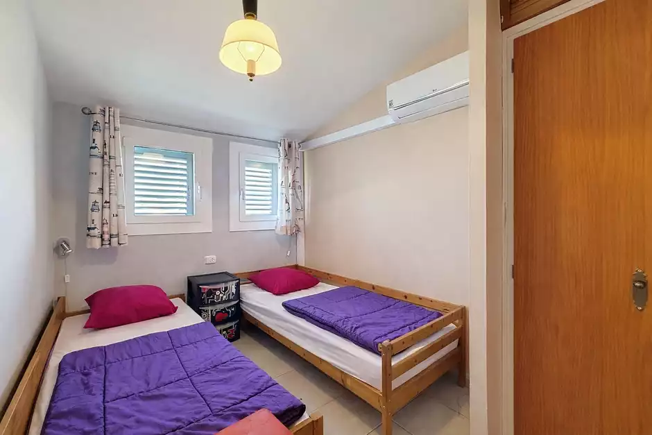 Casa con licencia turística, 4 habitaciones y amarres de 8m.