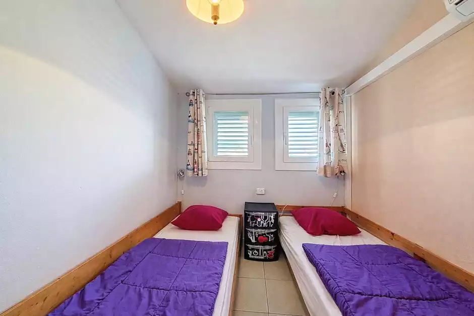 Casa con licencia turística, 4 habitaciones y amarres de 8m.