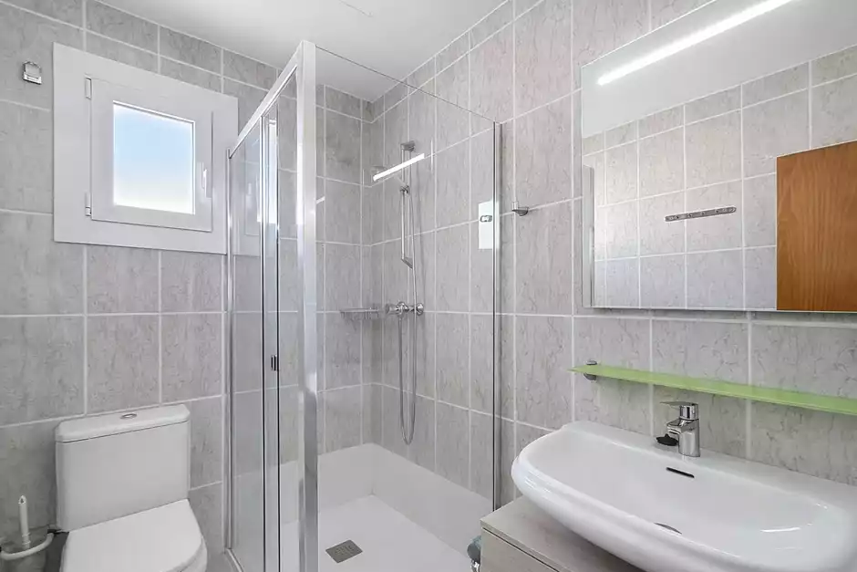 Casa con licencia turística, 4 habitaciones y amarres de 8m.