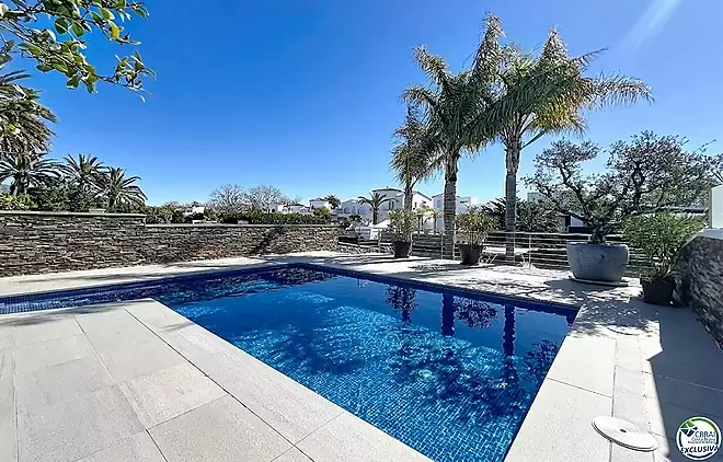 Renovated house in the south, featuring a pool and access to a wide canal in Empuriabrava.