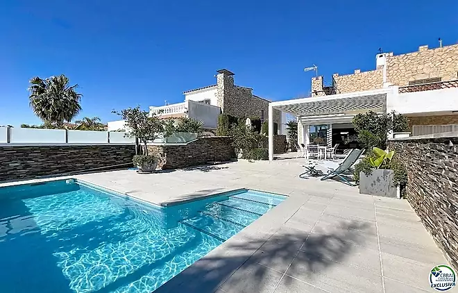 Renovated house in the south, featuring a pool and access to a wide canal in Empuriabrava.