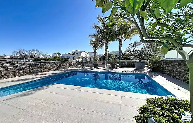 Renovated house in the south, featuring a pool and access to a wide canal in Empuriabrava.