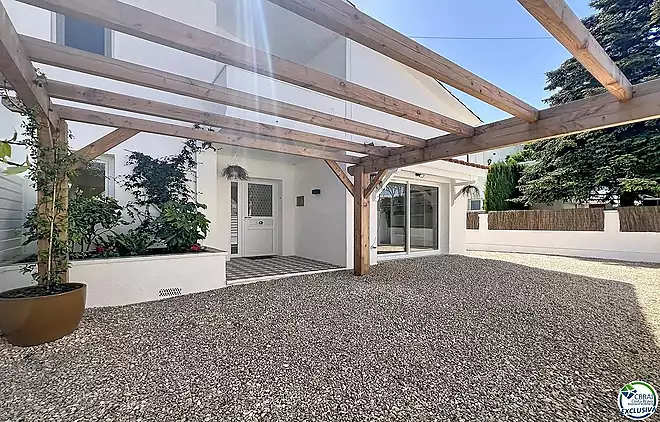 Renovated house with 5 bedrooms and tourist license in Empuriabrava, Peni area.