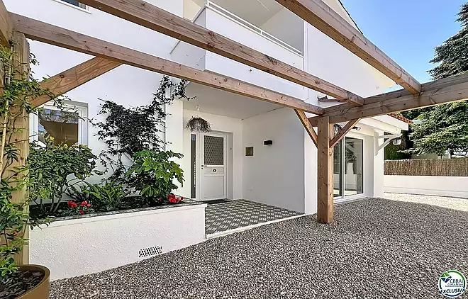 Renovated house with 5 bedrooms and tourist license in Empuriabrava, Peni area.