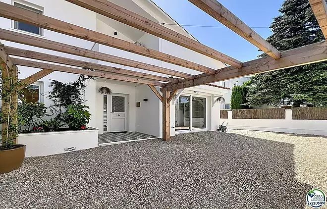 Renovated house with 5 bedrooms and tourist license in Empuriabrava, Peni area.