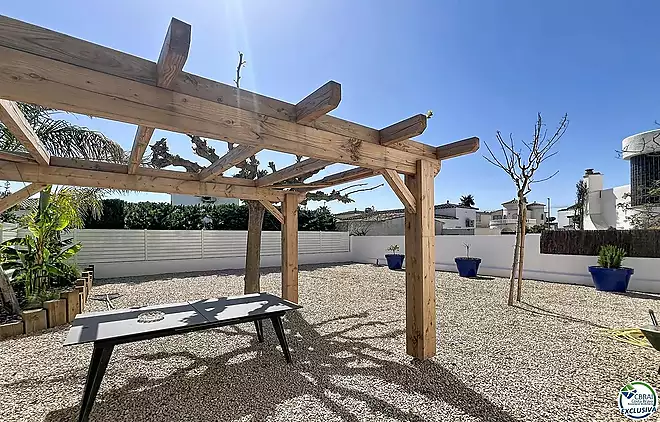 Renovated house with 5 bedrooms and tourist license in Empuriabrava, Peni area.