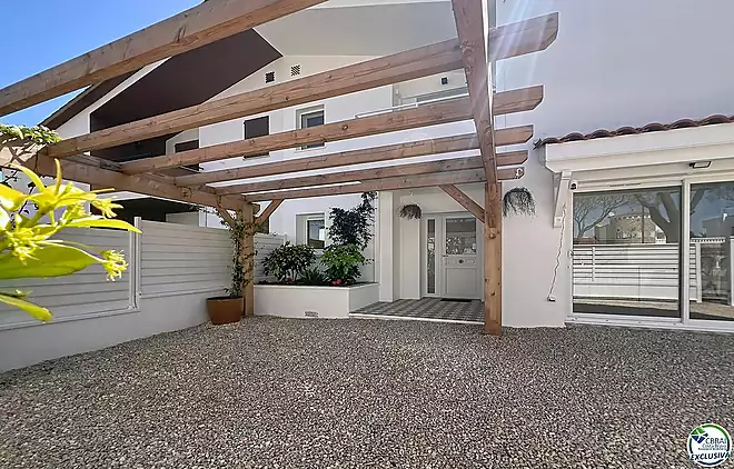 Renovated house with 5 bedrooms and tourist license in Empuriabrava, Peni area.