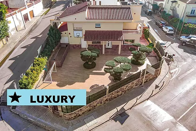 Fantastic modern house with pool, outdoor kitchen and just a short walk to the beach.