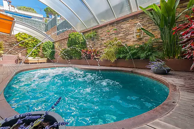 Fantastic modern house with pool, outdoor kitchen and just a short walk to the beach.