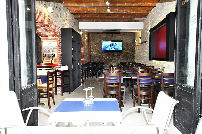 Local Restaurant in Roses center