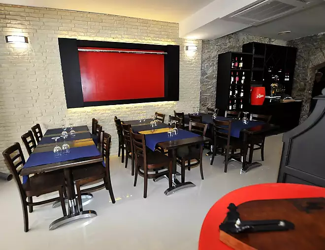 Local Restaurant in Roses center