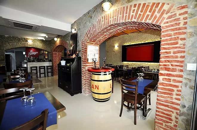 Local Restaurant in Roses center