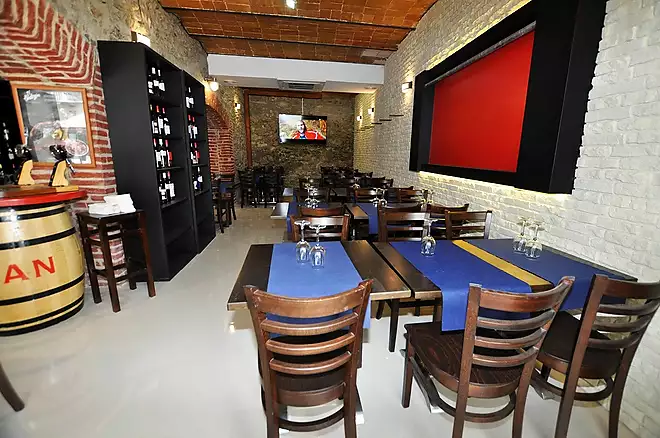 Local Restaurant in Roses center