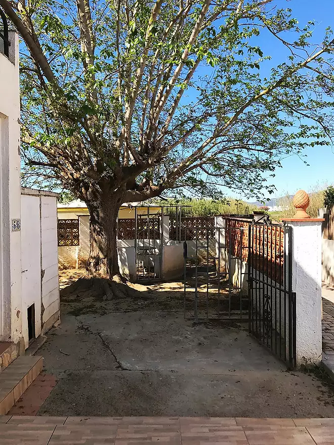 Your next project in Empuriabrava: house with garden and great potential