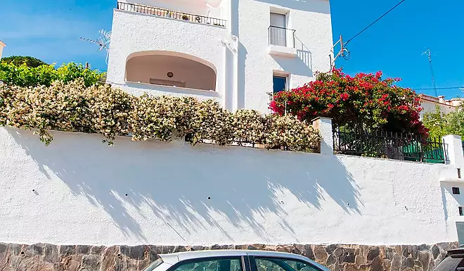 Large 3 bedrooms apartment with nice mountain views minutes to the beach.