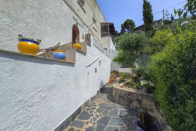 Large 3 bedrooms apartment with nice mountain views minutes to the beach.